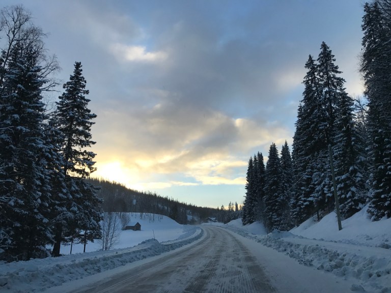 driving-west-from-are-1